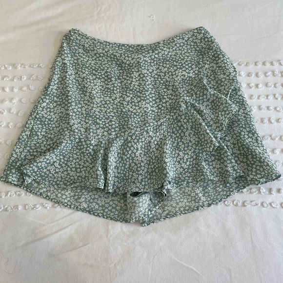 Green + White Mooloola Skort🥥 Size - AU 10 - Picture 2 of 3